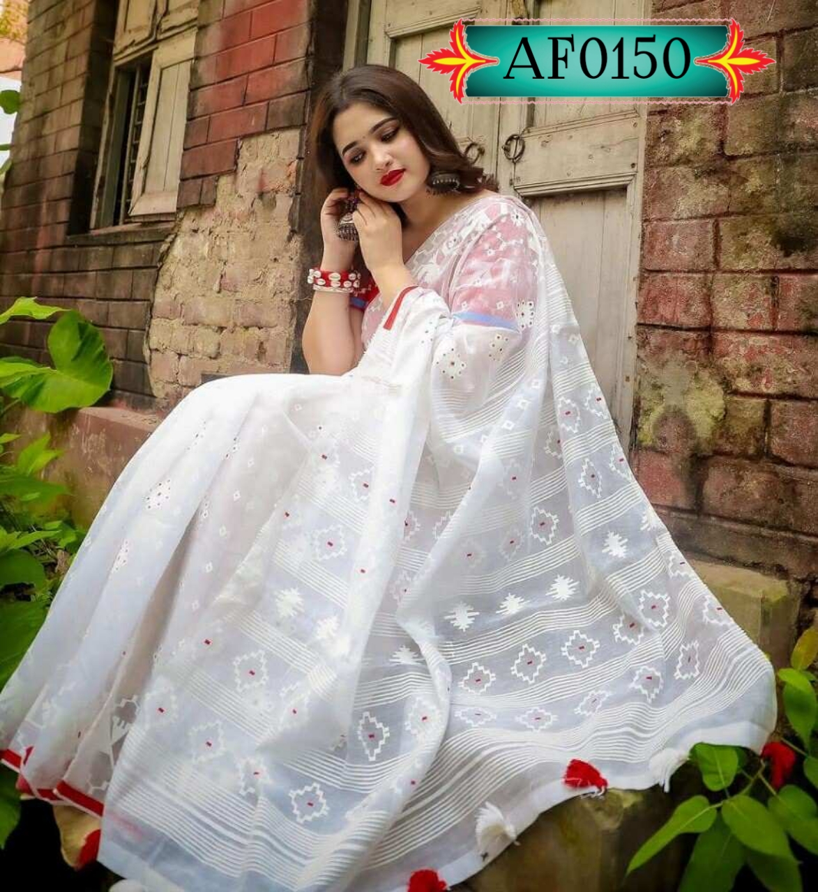উন্নত মানের হাফ সিল্ক শাড়ি শাড়িতে স্কিন প্রিন্টের কাজ করা